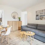 Minimalist Apartment Near The Airport And The City Center